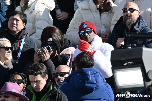 The audience watching Bonn's game scene with a sad look on their face. /AFPBBNews=News1