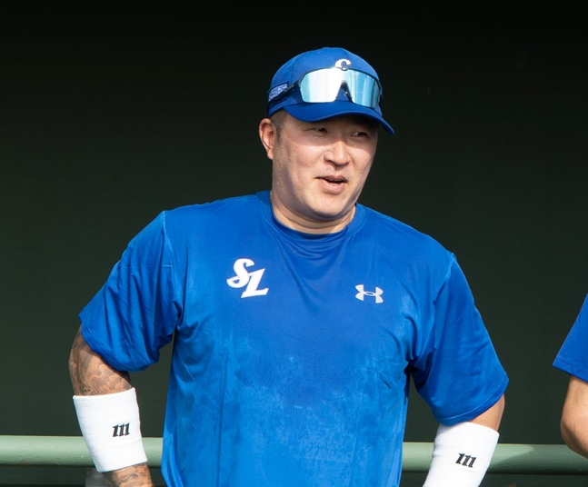 Choi Hyung-woo greets the team immediately after the first training session of the spring camp on January 25th. /Photo = Samsung Lions