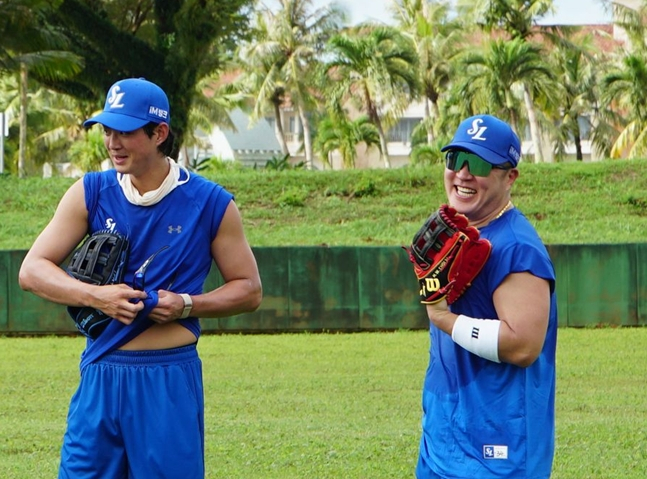 Koo Ja-wook (left) and Choi Hyung-woo. /Photo = Samsung Lions