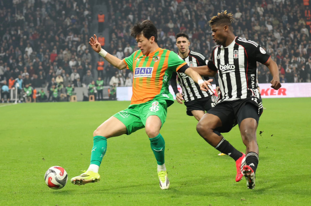 Hwang Ui-jo (center) is competing for the ball. /Photo = Alanyaspor's official SNS farewell