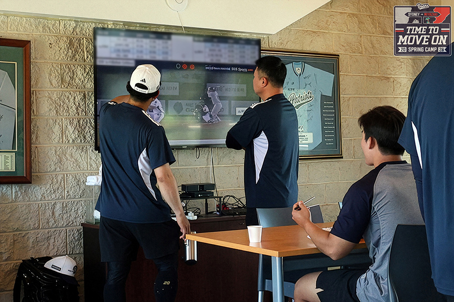 Các cầu thủ Doosan đang phân tích sức mạnh trong giờ ăn thông qua truyền hình tại trại Sydney, Úc. /Ảnh = Doosan Bears cung cấp