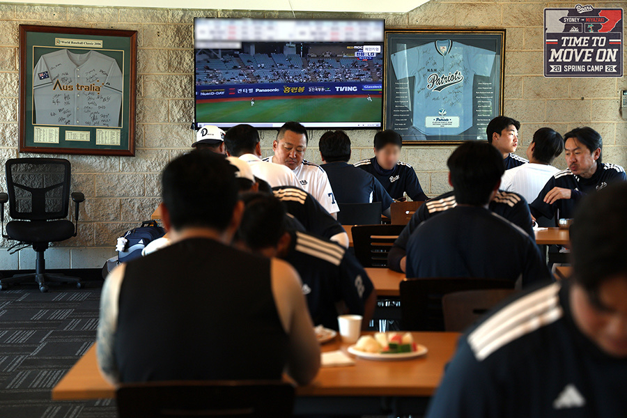 Các cầu thủ Doosan đang phân tích sức mạnh trong giờ ăn thông qua truyền hình tại trại Sydney, Úc. /Ảnh = Doosan Bears cung cấp