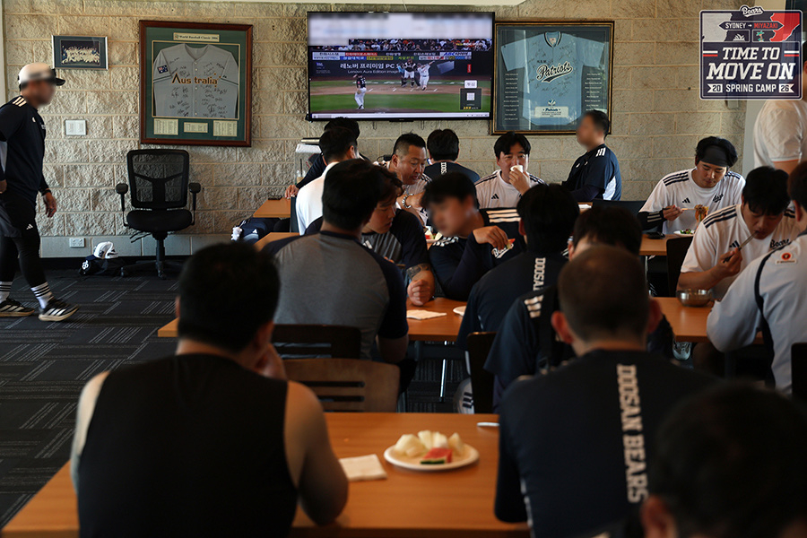 Các cầu thủ Doosan đang phân tích sức mạnh trong giờ ăn thông qua truyền hình tại trại Sydney, Úc. /Ảnh = Doosan Bears cung cấp
