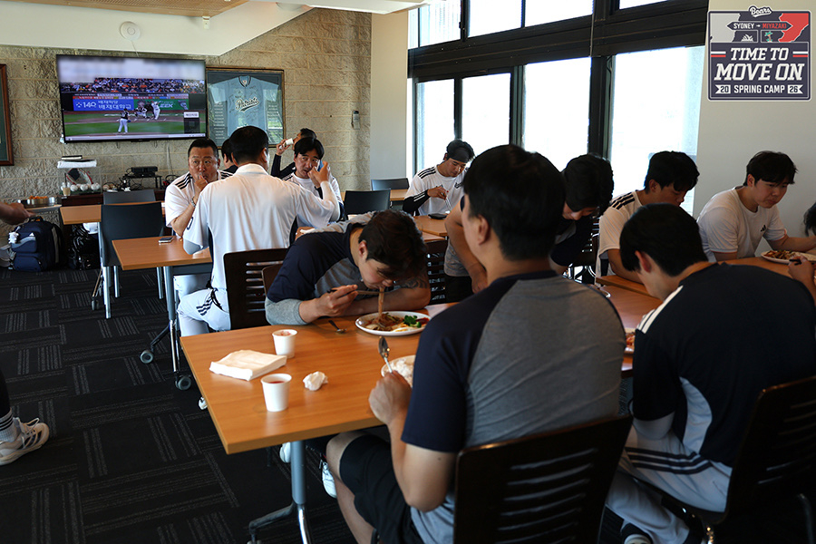 Các cầu thủ Doosan đang phân tích sức mạnh trong giờ ăn thông qua truyền hình tại trại Sydney, Úc. /Ảnh = Doosan Bears cung cấp