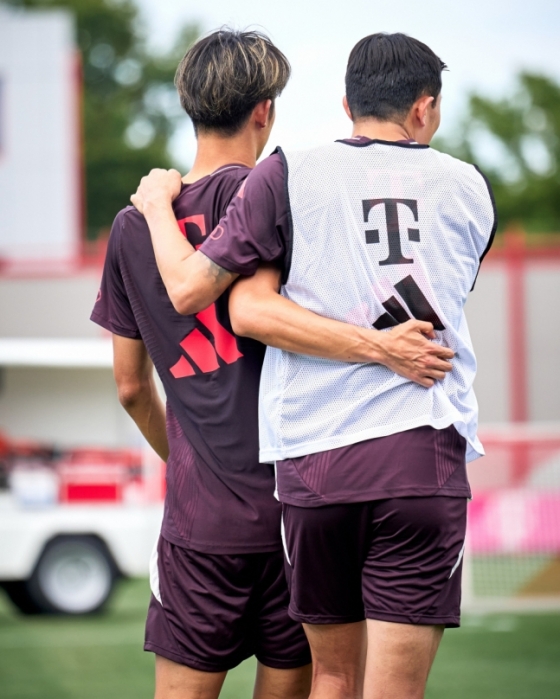 Ito Hiroki (left) and Kim Min-jae hug each other during practice. /Photo = Bayern Munich official SNS