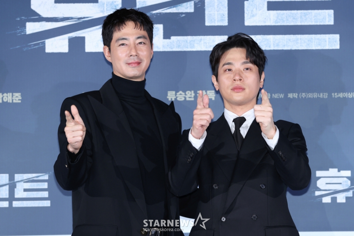 Actors Cho In-sung and Park Jung-min pose at a production briefing for the movie "Humint" held at Lotte Cinema Konkuk University branch in Gwangjin-gu, Seoul on the 12th./2026.01.12 / Photo = Kim Hwi-seon hwijpg@