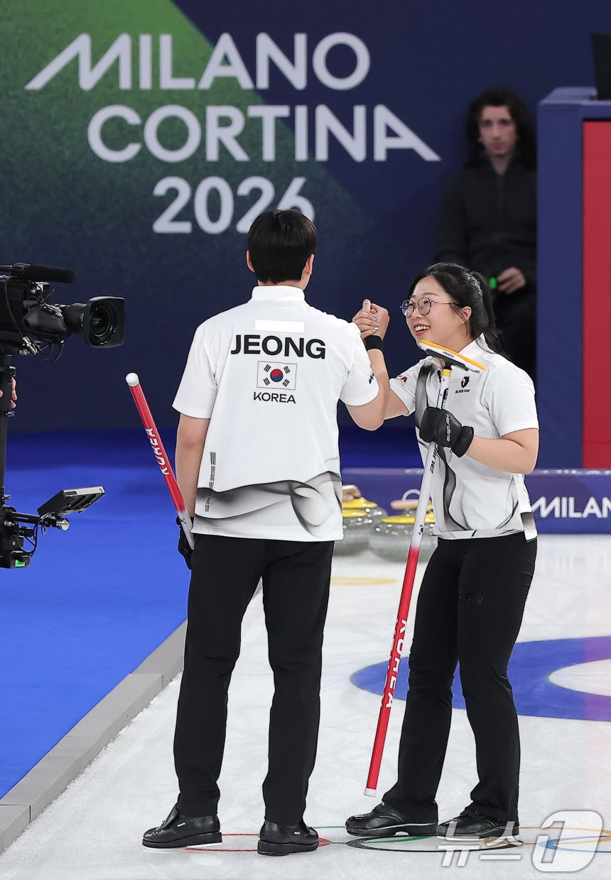 Kim Sun-young (right) and Jung Young-seok, who competed in the 2026 Milan Cortina d'Ampezzo Curling Mix Double Qualifier. /Photo = News 1