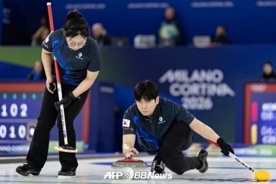 Kim Sun-young (left) and Jung Young-seok of the National Curling Mix-Double. /AFPBBNews=News1