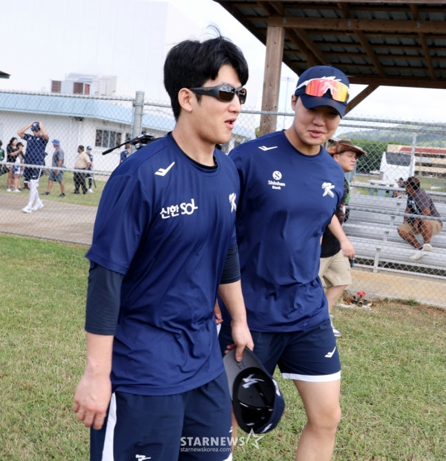 Choi Jae-hoon (left) is talking with his junior Jung Woo-joo at the first camp of the Saipan national team. /Photo = Senior Reporter Kang Young-jo