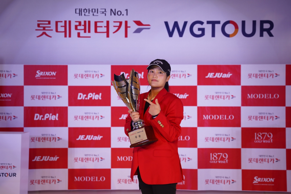 The winner Hong Hyun-ji is taking a commemorative photo with the trophy