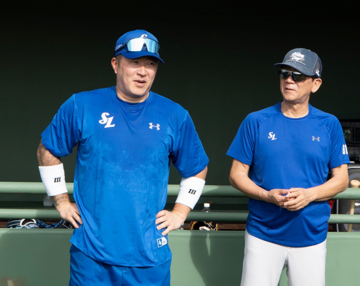 Samsung Lions fielder Choi Hyung-woo (left). /Photo = Courtesy of Samsung Lions