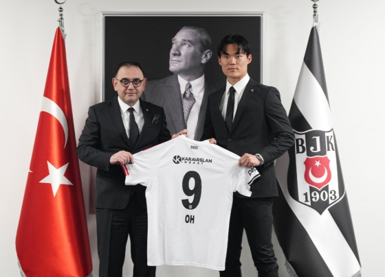 Oh Hyun-kyu (right) takes a photo to commemorate his joining with a Besiktas uniform. /Picture =Besiktas' official SNS farewell