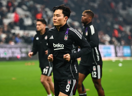 Oh Hyun-kyu (center) warms up before the game. /Photo = Besiktashi's official SNS farewell