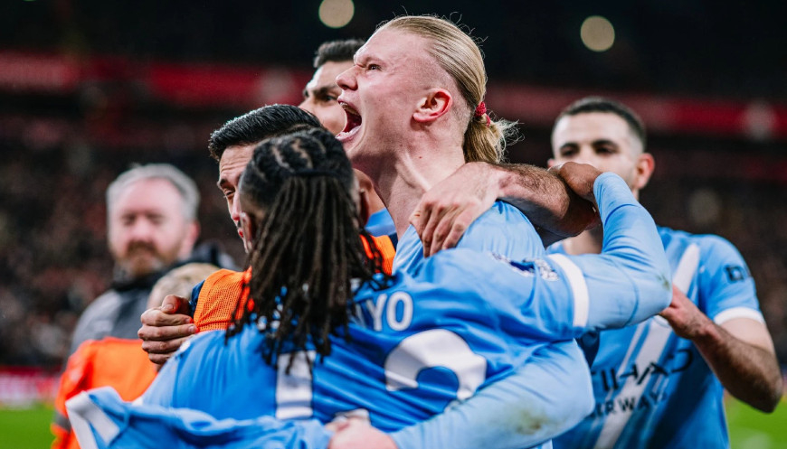 Elling Holland (giữa) vui vẻ cùng đồng đội sau khi ghi bàn. /Ảnh = Cap màn hình trang chủ chính thức của Man City