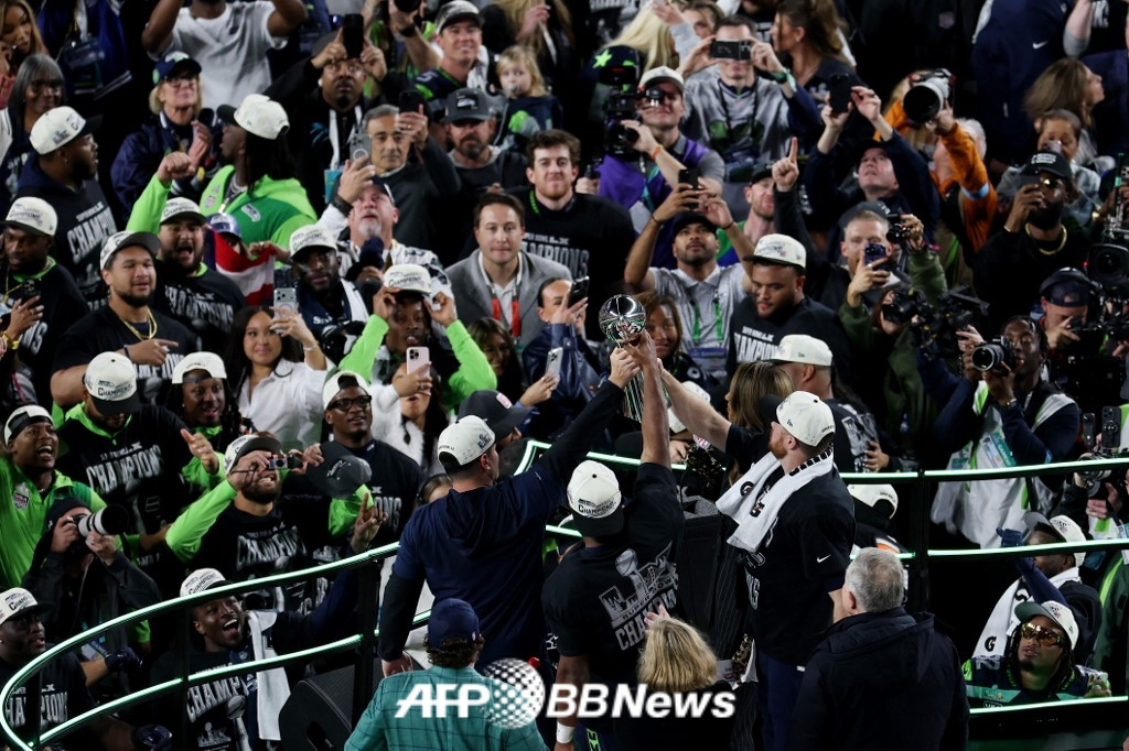シアクル·シホスク選手団の優勝セレモニーの様子。 /AFPBBNews=ニュース1