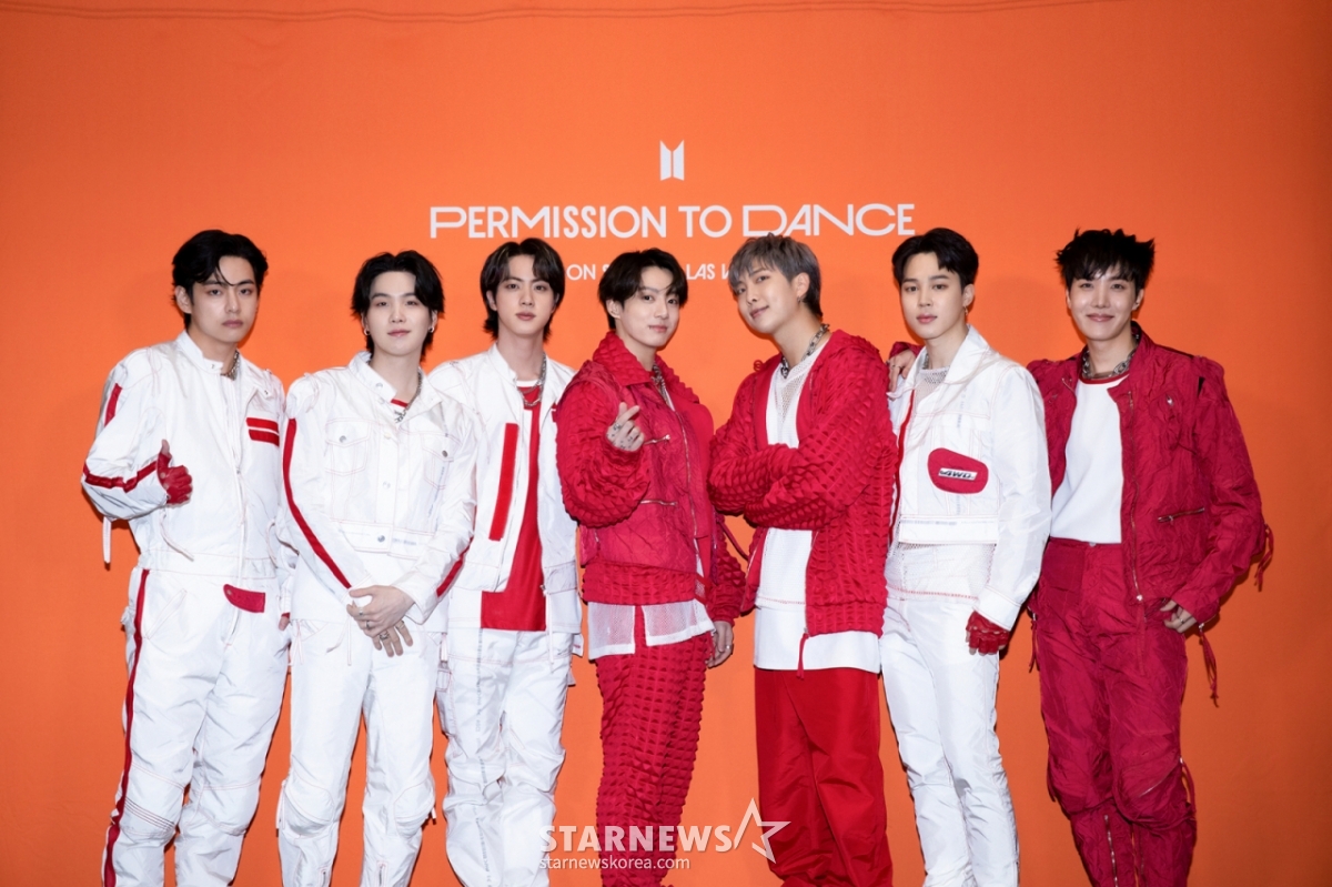 Group BTS (BTS) poses before the "BTS PERMISSION TO DANCE ON STAGE - LAS VEGAS" concert at Allegiant Stadium in Las Vegas on the 9th (local time). /Photo provided = Big Hit Music Hive