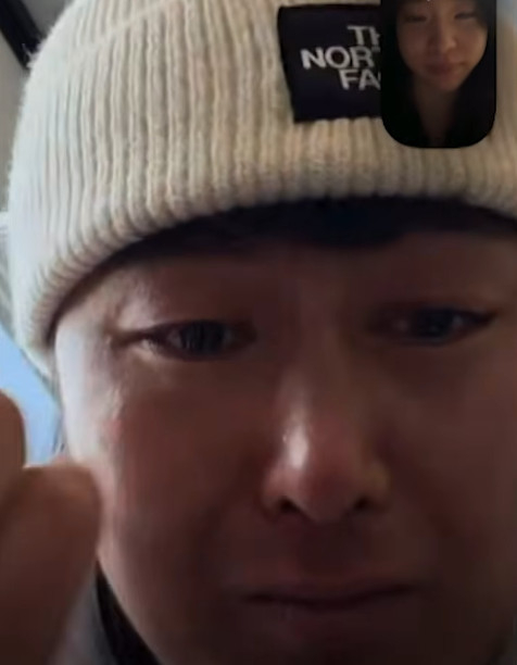 和妻子视频通话中哭出来的金相谦。 =照片:金相谦妻子的SNS视频收尾。