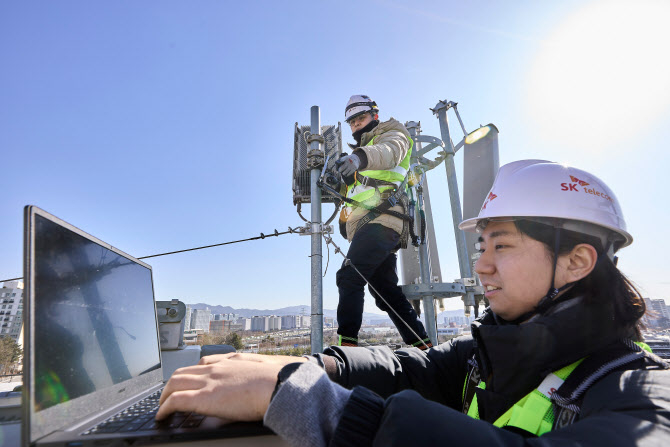 SKT, SK ONS Employees Check Network Status Near Suseo Station
