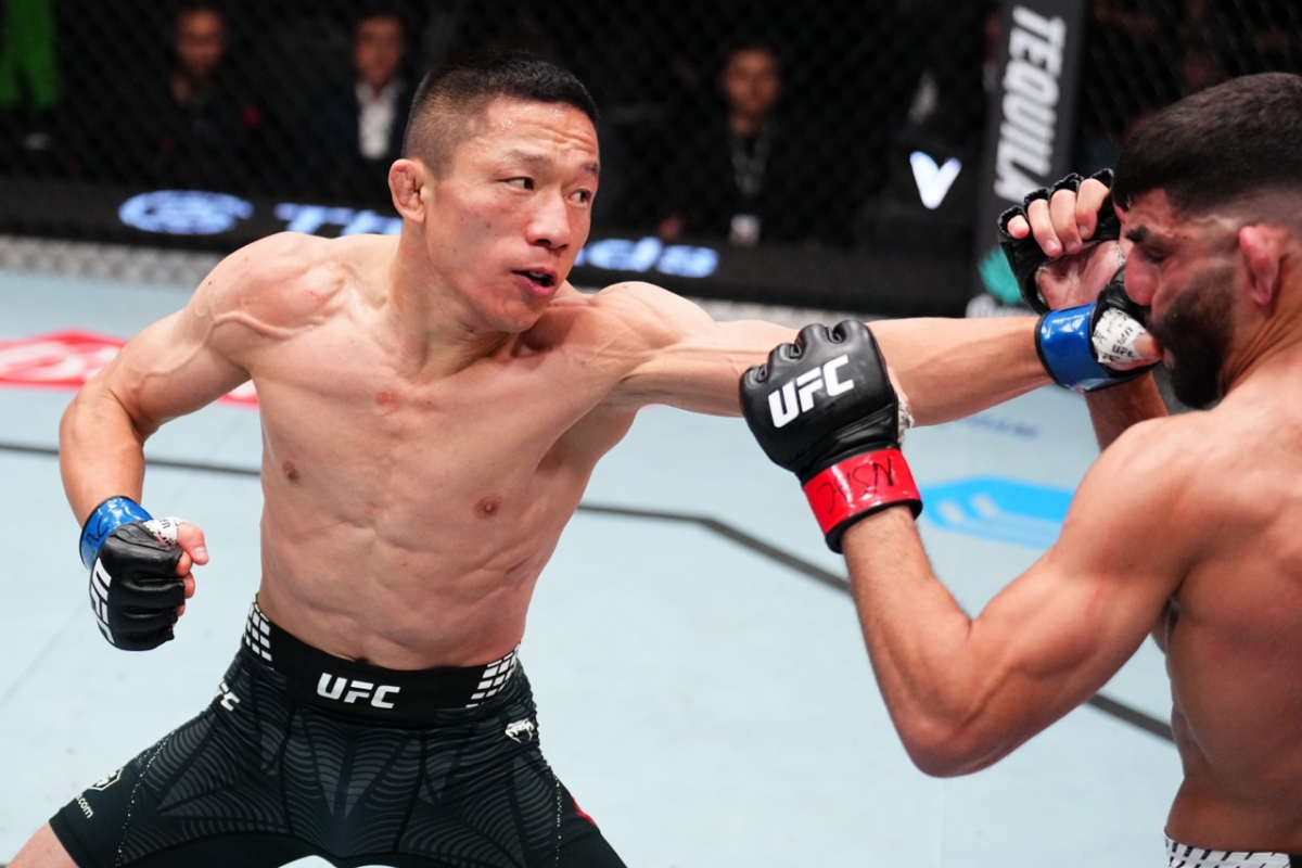 堀口恭司（左）が左手ジャブを飛ばしている。 /写真=UFC公式提供