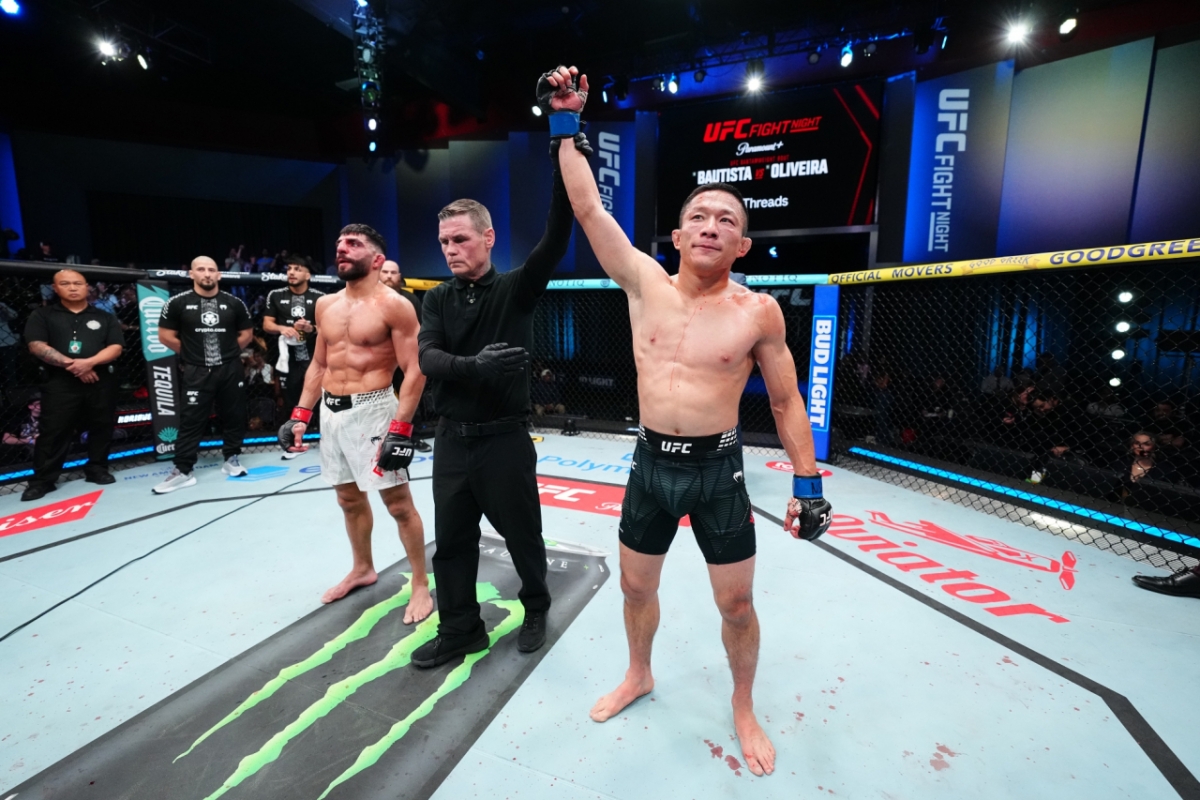 堀口恭司（右）が勝利後、右手を持ち上げている。 /写真=UFC公式提供