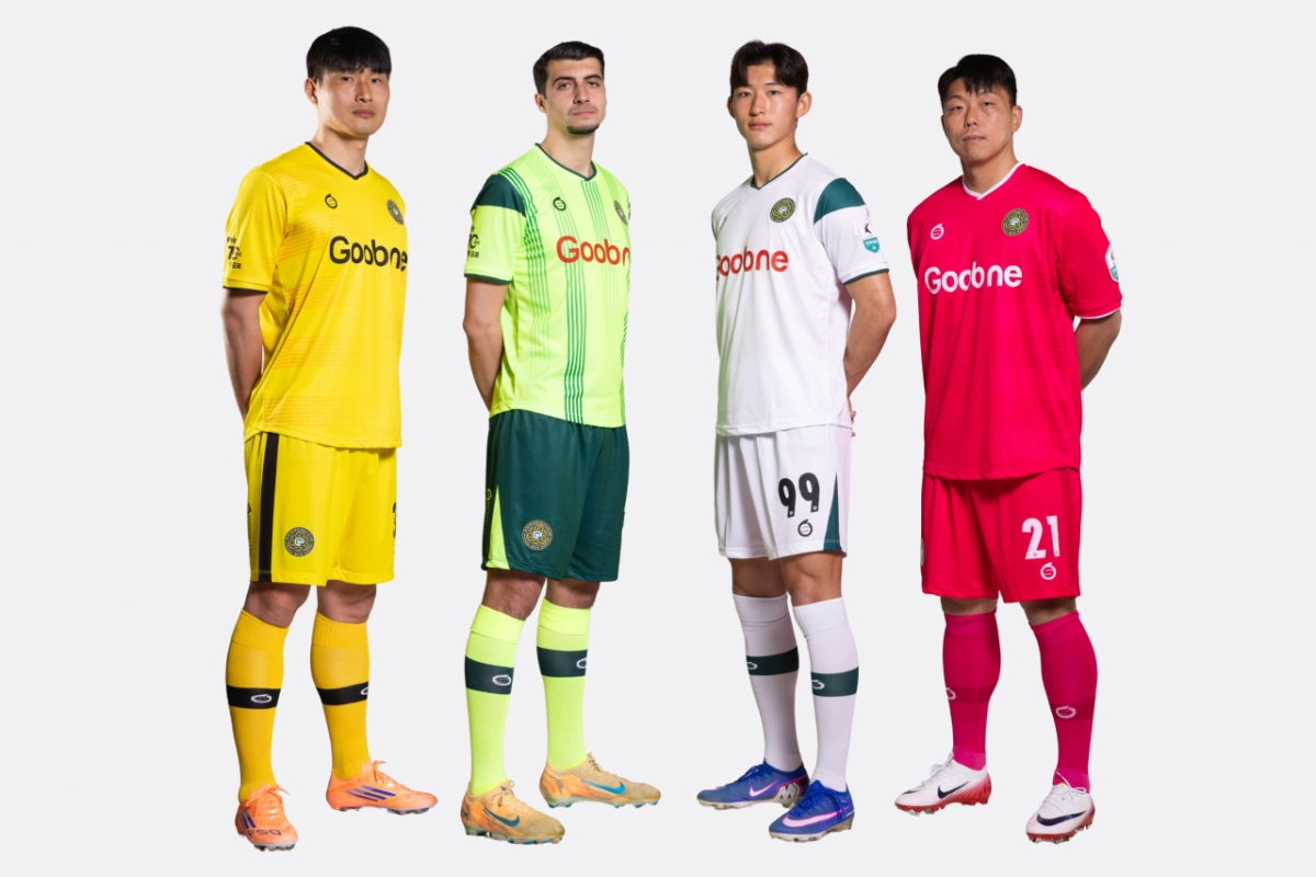 Gimpo FC 2026 season uniform. Goalkeeper Home Son Jeong-hyun (from left), Field Home Musin, Field Away Kim Gyeol, Goalkeeper Away Yoon Sang-boo. /Photo = Courtesy of Gimpo FC