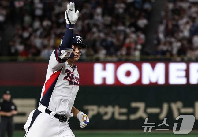 去年11月，在与日本队的热身赛中，金周元在第9回合末击出扳平比分的本垒打，并举行了庆祝仪式。 =照片=news1