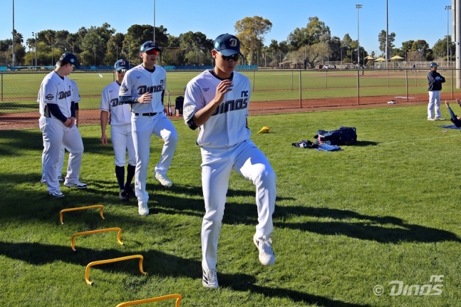 图为，金周元（中）正在美国亚利桑那州参加NC春季集训。 =照片:NC Dinos提供。