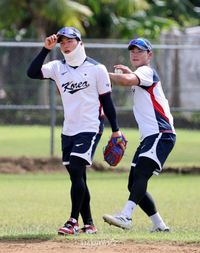 图为金周元（右）今年1月在塞班岛WBC代表队第一次训练营与金惠成一起进行防守训练。 =照片=高级记者姜英祖。