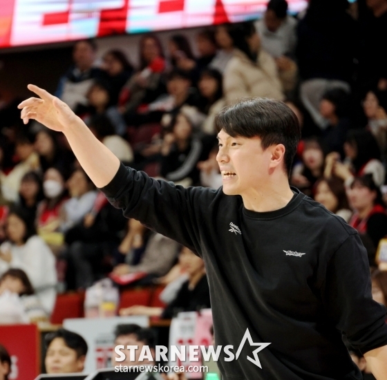 他就是首尔三星队主教练金孝范。 =照片=高级记者姜英祖。