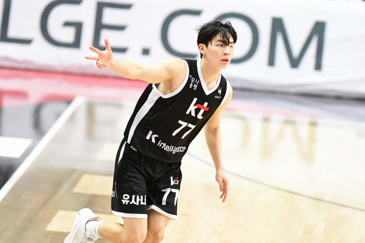 Kang Sung-wook is showing three fingers after hitting a three-point shot during a fifth round regular league game of LG Electronics' professional basketball from 2025 to 2026 at Suwon KT Sonic Boom Arena at 7 p.m. on the 9th. /Photo = Courtesy of KBL