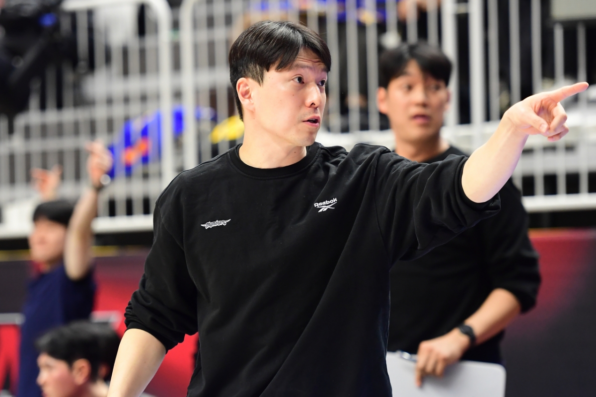 Coach Kim Hyo-beom gestures during the third quarter of the regular league in the fifth round of LG Electronics' professional basketball from 2025 to 2026 at Suwon KT Sonic Boom Arena at 7 p.m. on the 9th. /Photo = Courtesy of KBL