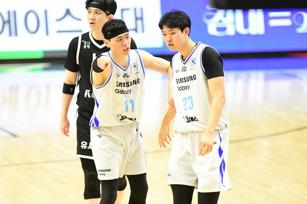 Lee Kwan-hee (left) gestures to Lee Kyu-tae during a regular league game in the fifth round of LG Electronics' professional basketball from 2025 to 2026 at Suwon KT Sonic Boom Arena at 7 p.m. on the 9th. /Photo = Courtesy of KBL