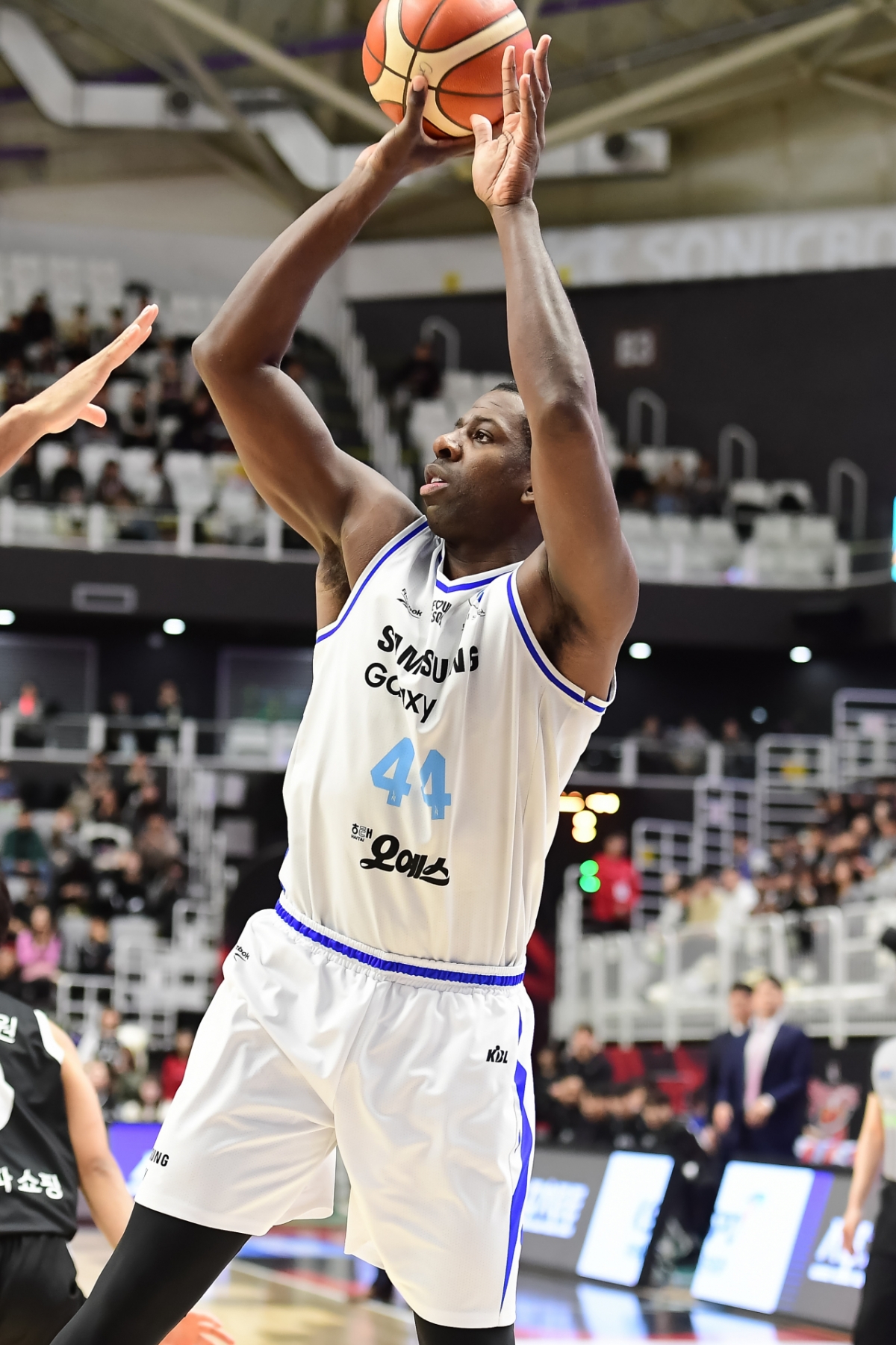 Andrew Nicholson is shooting during a regular league game in the fifth round of LG Electronics' professional basketball from 2025 to 2026 at Suwon KT Sonic Boom Arena at 7 p.m. on the 9th. /Photo = Courtesy of KBL