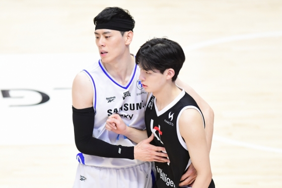 Lee Kwan-hee (left) and Kang Sung-wook during the regular league game in the fifth round of LG Electronics' professional basketball from 2025 to 2026 at Suwon KT Sonic Boom Arena at 7 p.m. on the 9th. /Photo = Courtesy of KBL