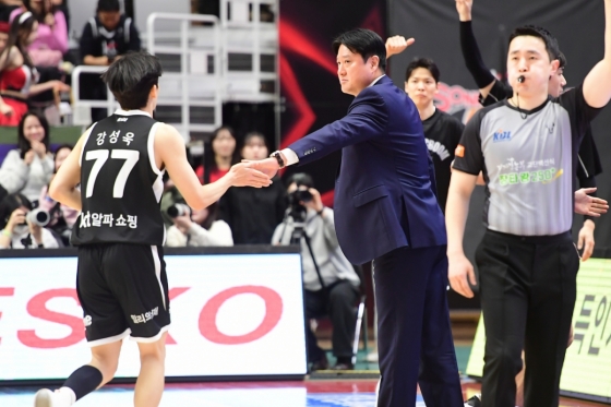 Manager Mon Kyung-eun (right) of Suwon KT holds Kang Sung-wook's hand during the fifth round of LG Electronics' professional basketball regular league game from 2025 to 2026 at Suwon KT Sonic Boom Arena at 7 p.m. on the 9th. /Photo = Courtesy of KBL