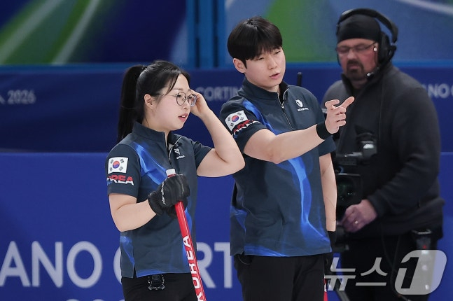 Bộ đôi Curling Mix Double của Hàn Quốc Kim Sun-young (trái) và Jung Young-seok. Ảnh = News1