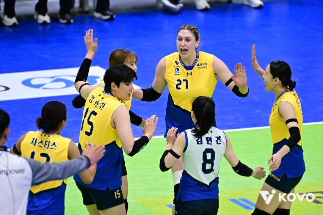 Hyundai E&amp;C players are delighted after scoring in the match against Heungkuk Life on the 9th. /Photo = Courtesy of KOVO