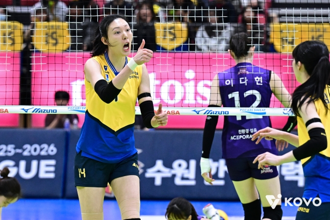 Yang Hyo-jin (left) gives a thumbs up to setter Kim Da-in after scoring. /Photo = Courtesy of KOVO