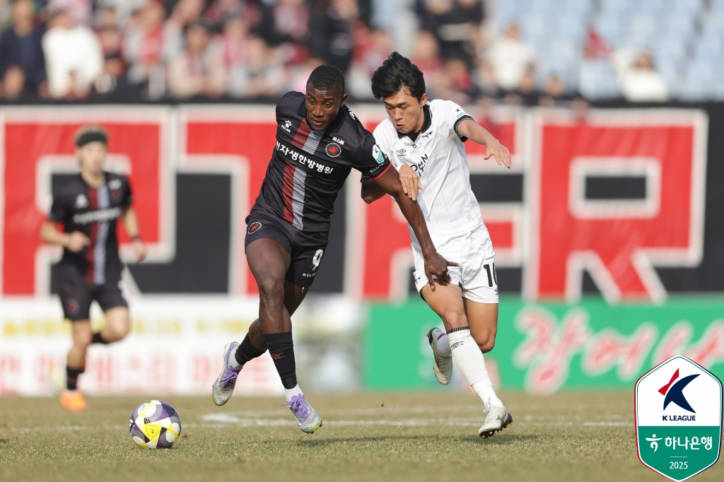 Bucheon Montaño (left) and Seongnam Ryu Jun-sun, who competed for promotion. /Photo = Courtesy of the Korea Professional Football League