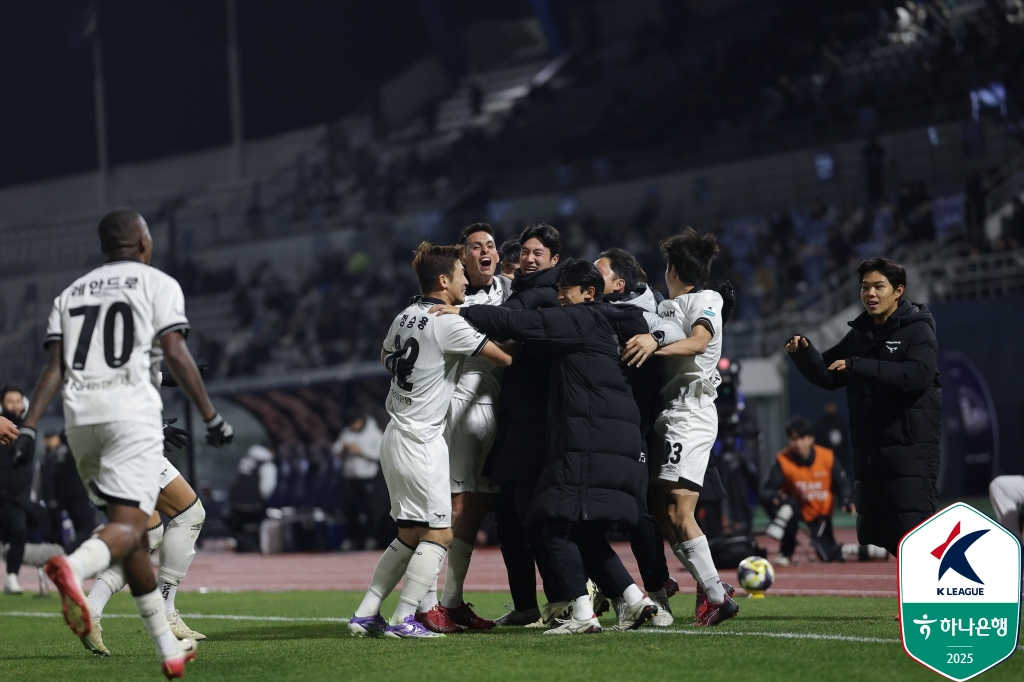 Seongnam FC players who are happy. /Photo = Courtesy of the Korea Professional Football League