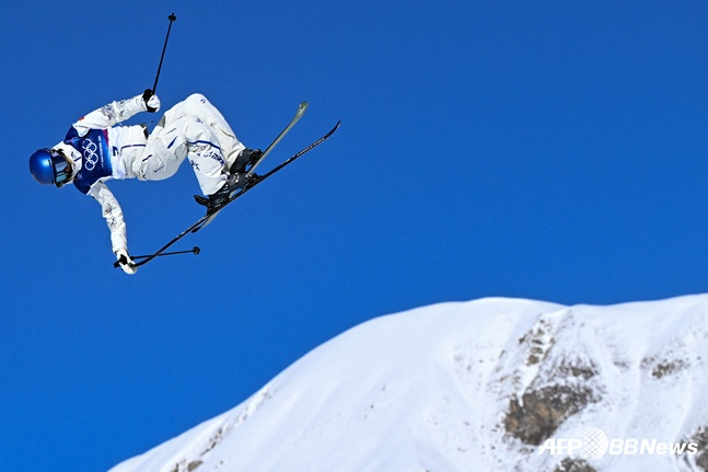 Guai Ling, who is performing splendid techniques in the air. /AFPBBNews=News1