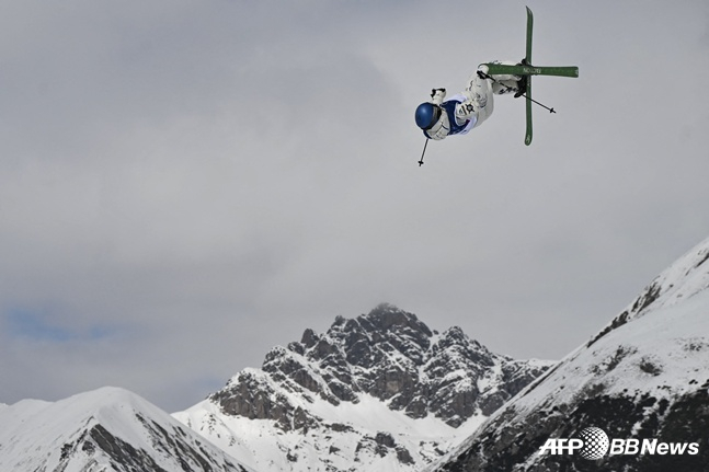 Guai Ling flying into the sky. /AFPBBNews=News1