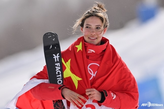 Gu Ailing, who won the Beijing event four years ago and wears the Five Star Red Flag around her body. /AFPBBNews=News1