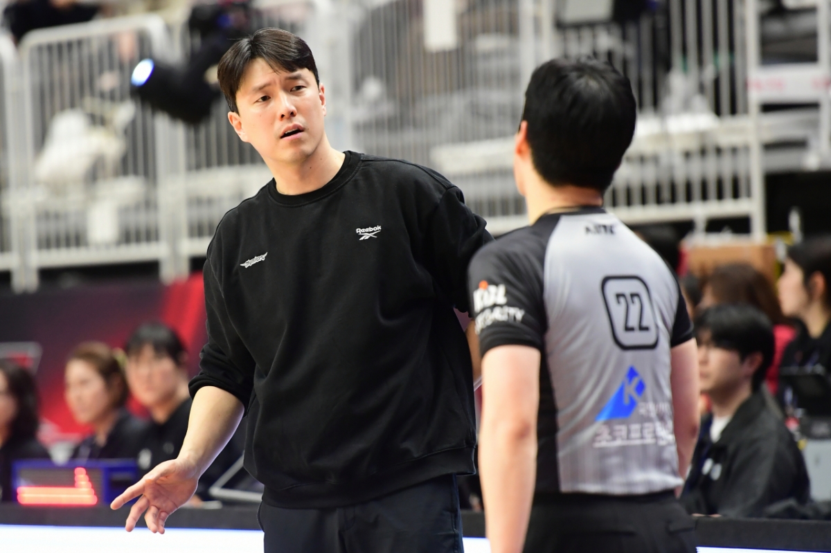 Coach Kim Hyo-beom is talking to the referee during the regular league game in the fifth round of LG Electronics' professional basketball from 2025 to 2026 at Suwon KT Sonic Boom Arena at 7 p.m. on the 9th. /Photo = Courtesy of KBL