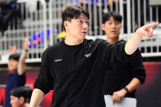 Coach Kim Hyo-beom gestures during the third quarter of the regular league in the fifth round of LG Electronics' professional basketball from 2025 to 2026 at Suwon KT Sonic Boom Arena at 7 p.m. on the 9th. /Photo = Courtesy of KBL