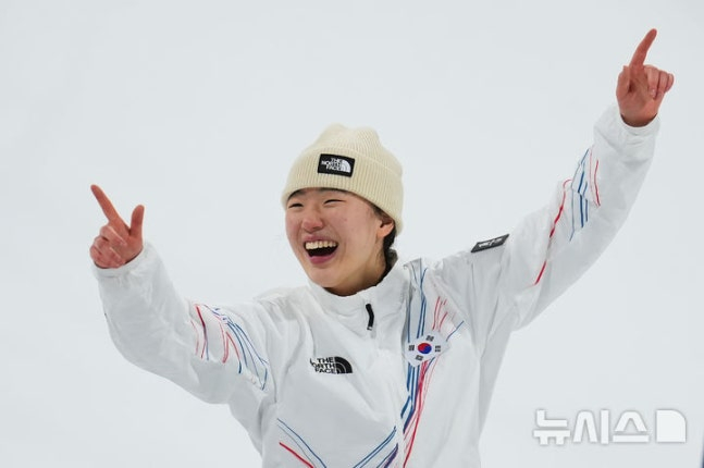 South Korea's Yoo Seung-eun is delighted after winning a bronze medal in the women's big air final at the 2026 Milan-Cortina D'Ampezzo Winter Olympics held at Lvigno Snowpark in Italy on the 10th (Korea time). /Photo = Courtesy of Newsis