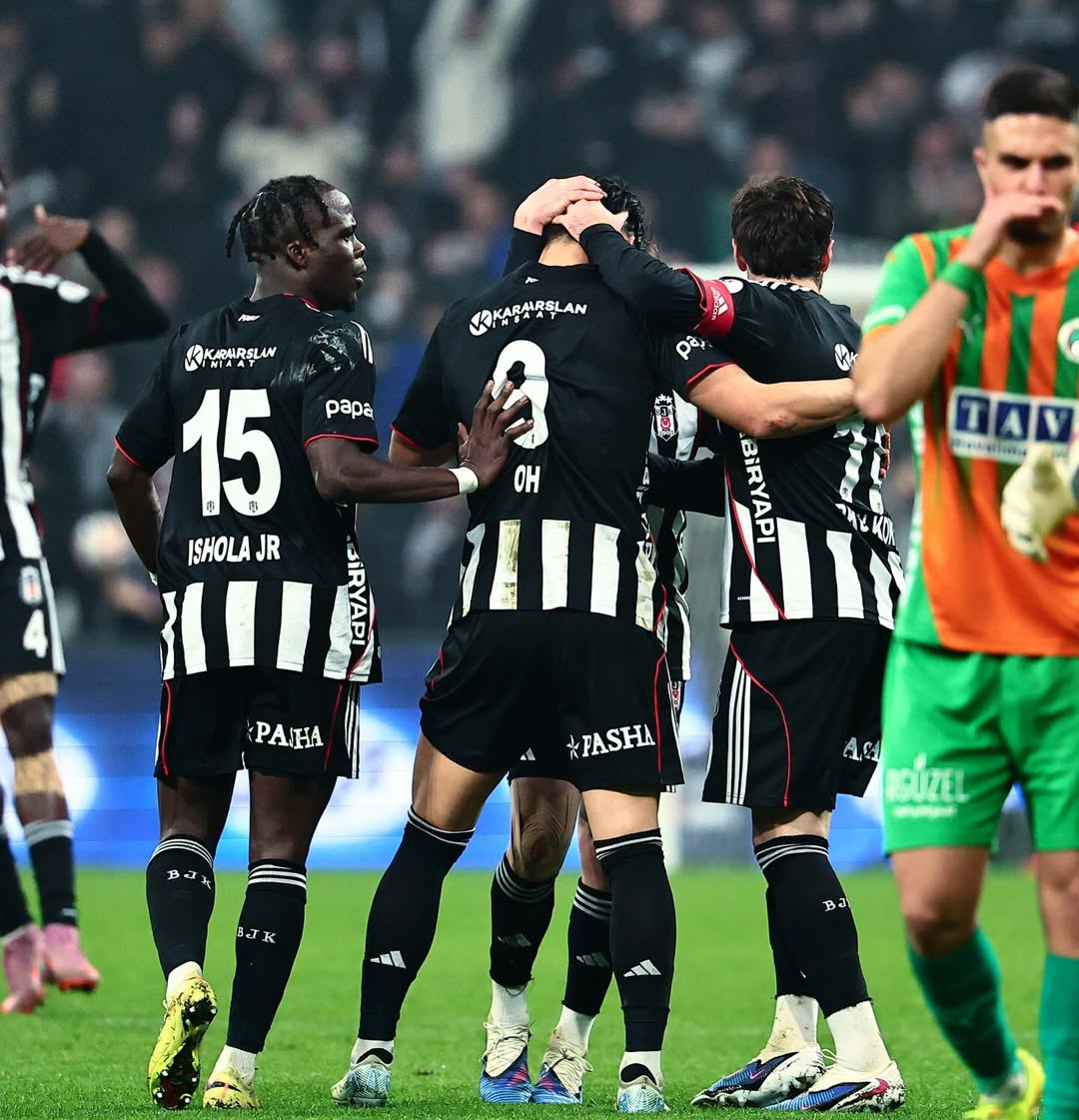 Oh Hyun-kyu, who is congratulated by his teammates after scoring his debut goal in Besiktashi. /Photo = Oh Hyun-gyu's SNS capture