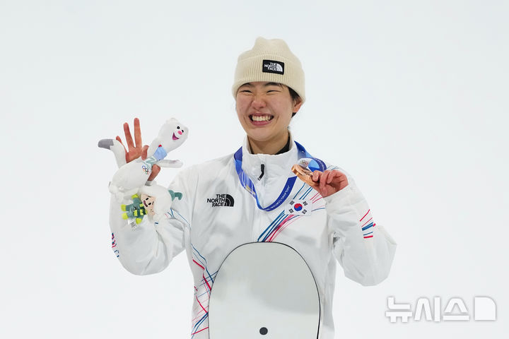 Yoo Seung-eun, who won the bronze medal in the women's big air final at the 2026 Milan/Cortina D'Ampezzo Winter Olympics held at Lvigno Snowpark in Italy on the 9th (local time), is on the podium to win a medal. /AP = Newsis