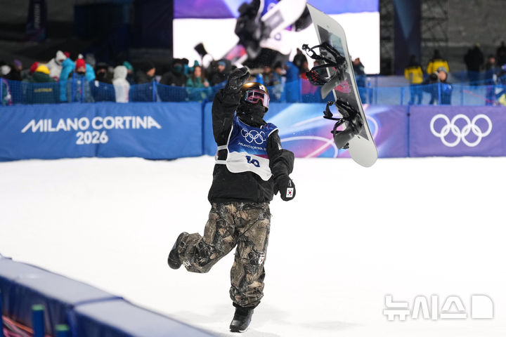 [Livigno = AP/Newsis] Yoo Seung-eun throws a board and cheers after successfully completing the second period in the women's big air final at the 2026 Milan/Cortina D'Ampezzo Winter Olympics at Lvigno Snowpark in Italy on the 9th (local time). /AP = Newsis