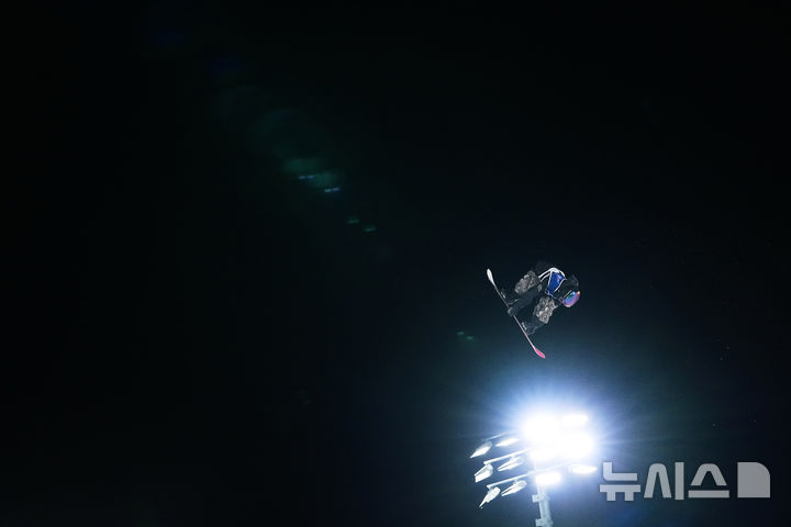 Yoo Seung-eun is trying her second period skills in the women's big air final at the 2026 Milan/Cortina D'Ampezzo Winter Olympics held at Lvigno Snowpark in Italy on the 9th (local time). /AP = Newsis